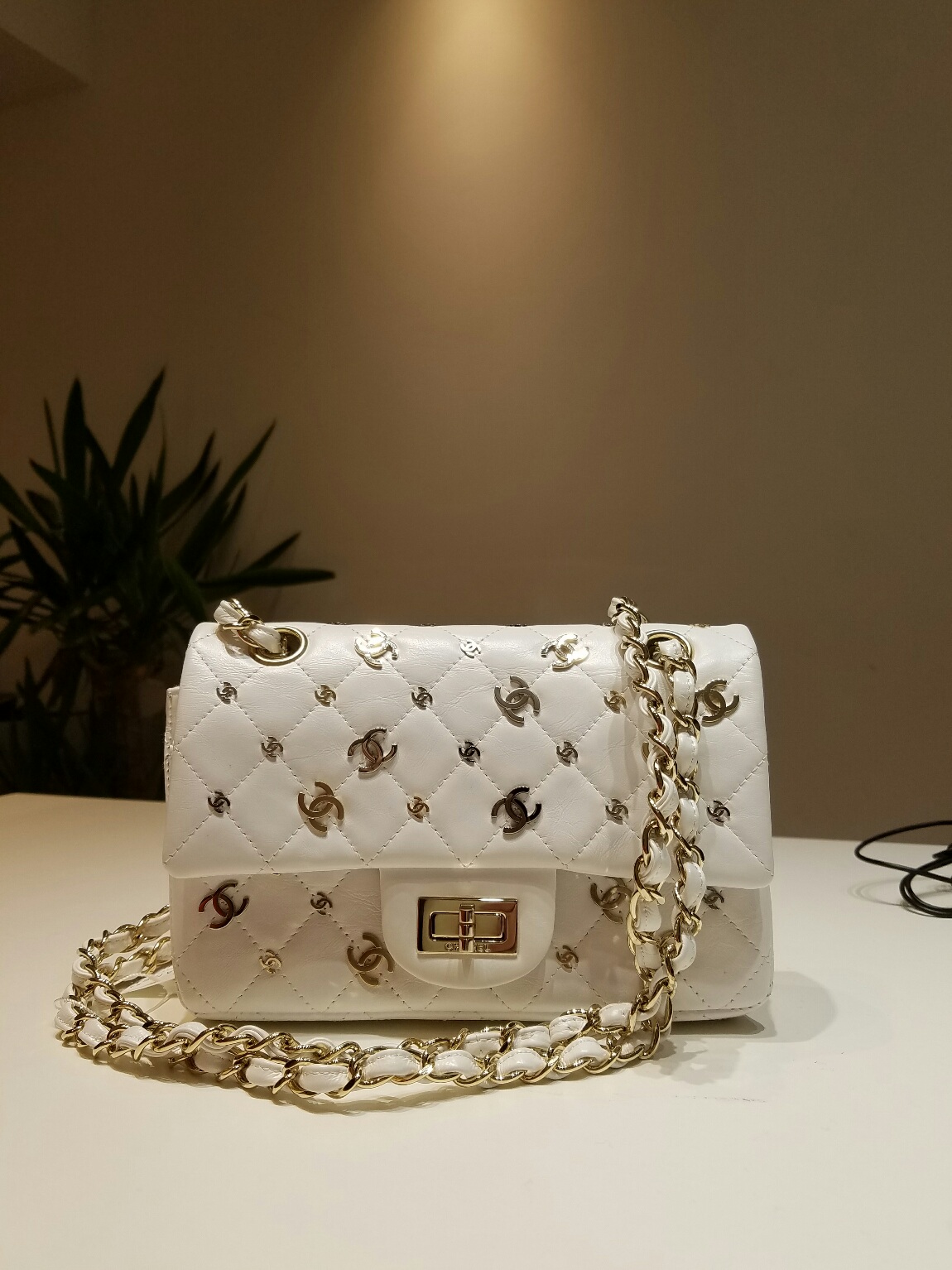 シャネル　マトラッセココマーク　ロゴホワイト