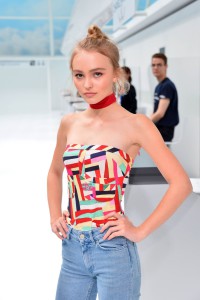 lily-rose-depp-chanel-show-paris-fashion-week-womenswear-s-s-2016_1